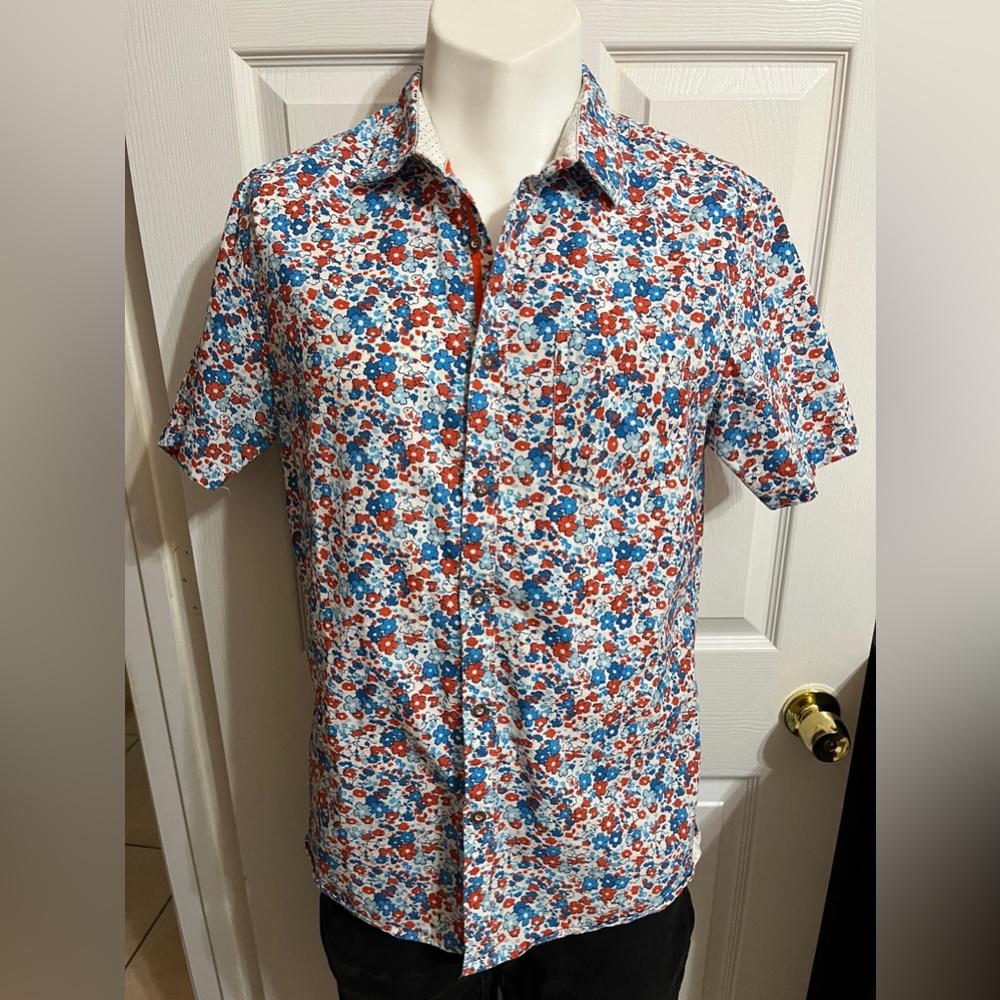 (10) Across the Pond Blue and red floral short sleeve button up shirt - Picture 16 of 16
